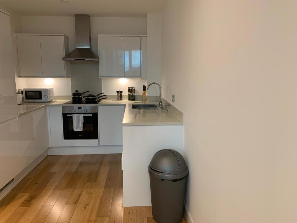 Modern 2 Bed 2 Bath Apartment In Central Croydon! Exterior foto